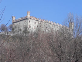 Panorama sul Castello di Montalto Dora dall’area pic-nic verso Montalto Dora (30310 bytes)
